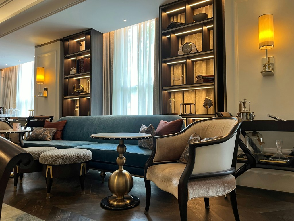 Wnętrze w stylu glamour – welurowa sofa, złote akcenty i eleganckie detale