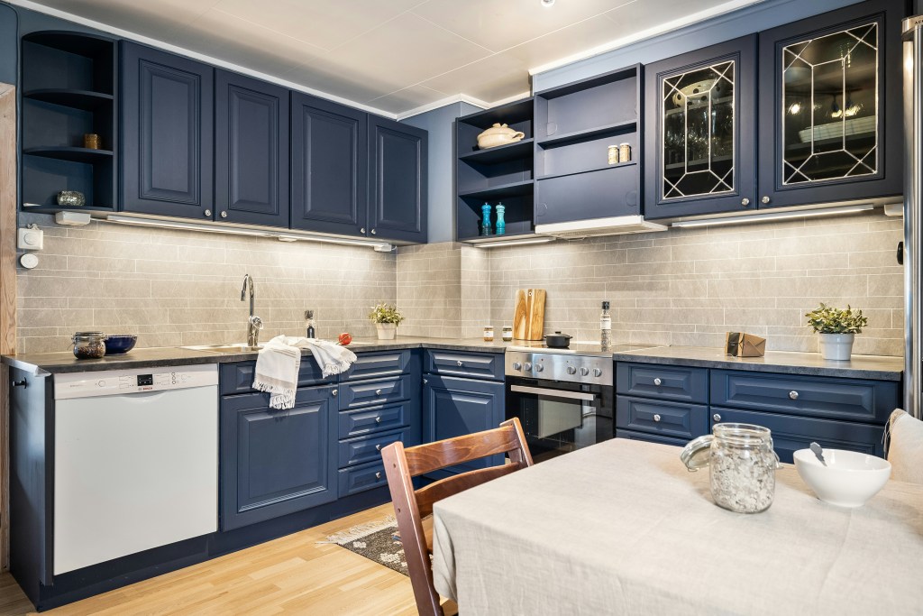 Kuchnia z głębokim granatem, elegancki i kontrastowy akcent kolorystyczny 2025