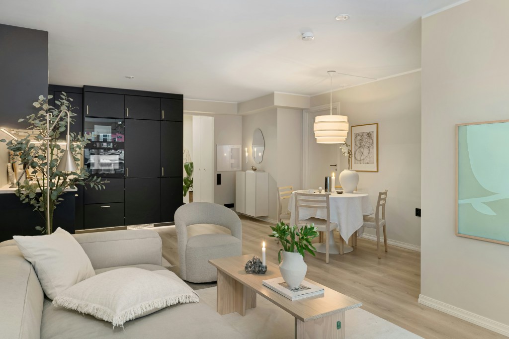 Jasne kolory ścian w małym wnętrzu w stylu skandynawskim