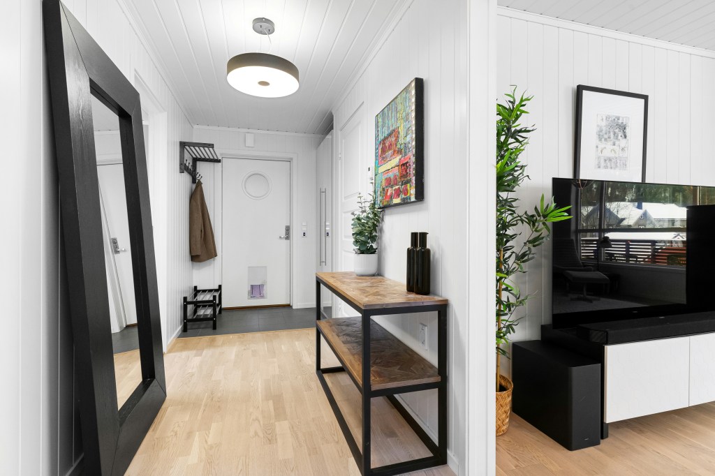 Lustro powiększające optycznie jasny salon