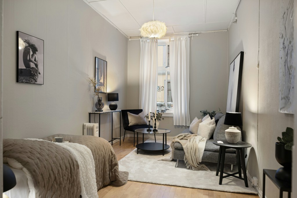 Sofa rozkładana z funkcją spania i miejscem do przechowywania w małym mieszkaniu