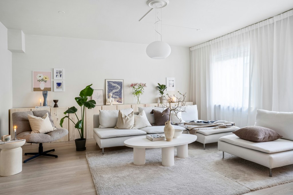 Minimalistyczne wnętrze w stylu skandynawskim z białymi ścianami i prostymi meblami