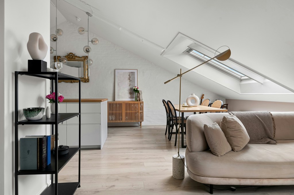 Salon połączony z jadalnią na poddaszu