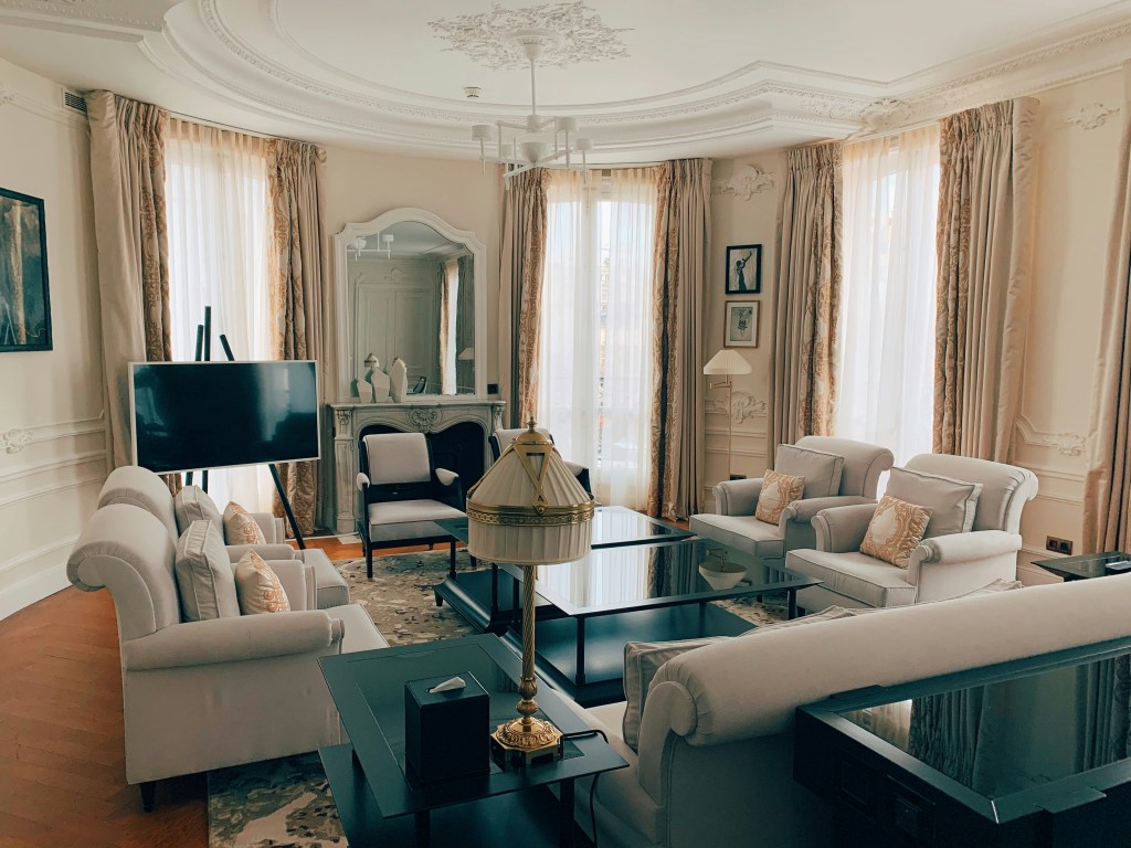 Salon w stylu klasycznym – elegancka sztukateria, stonowana kolorystyka i symetria