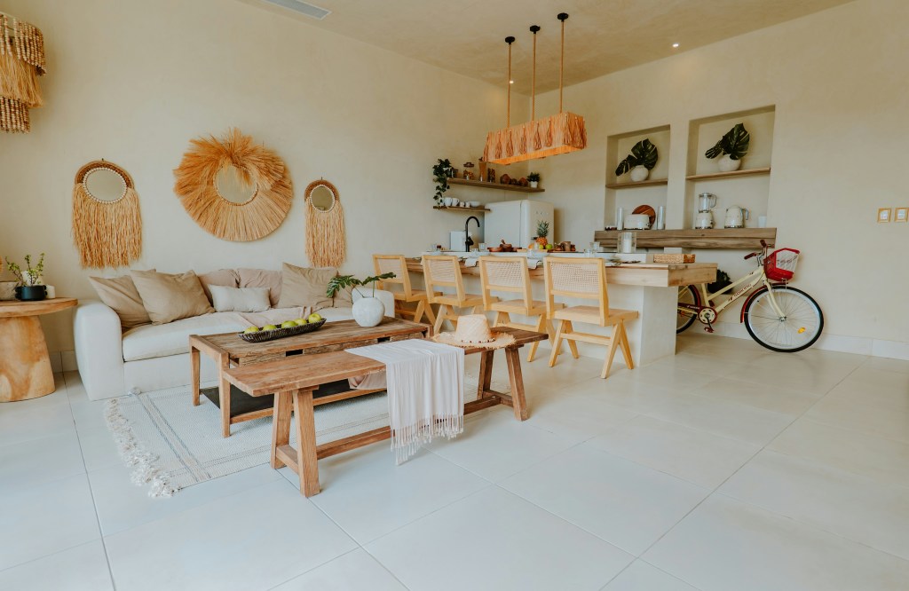 Salon urządzony w stylu skandynawskim z jasnym drewnem, bielą i prostotą