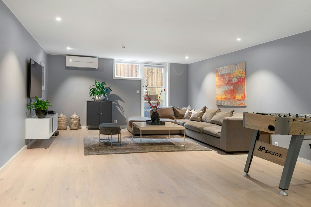 Nowoczesny salon z szarymi ścianami