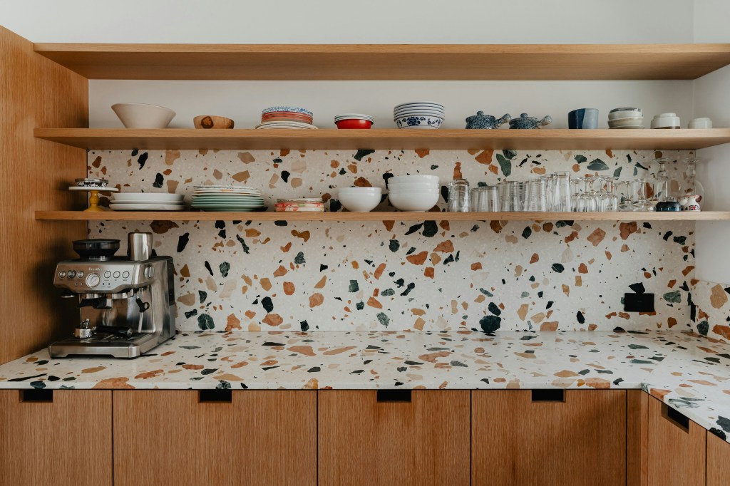 Kuchnia z ciepłymi terakotowymi tonami, południowy styl wnętrza 2025