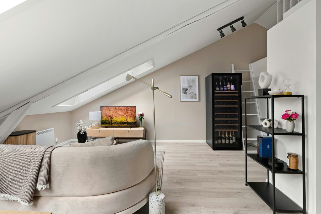 Przestrzeń open space w mieszkaniu 30 m² z aneksem kuchennym i minimalistycznym wystrojem