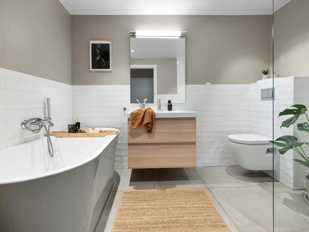 Funkcjonalne ustawienie umywalki, WC i prysznica w małej łazience